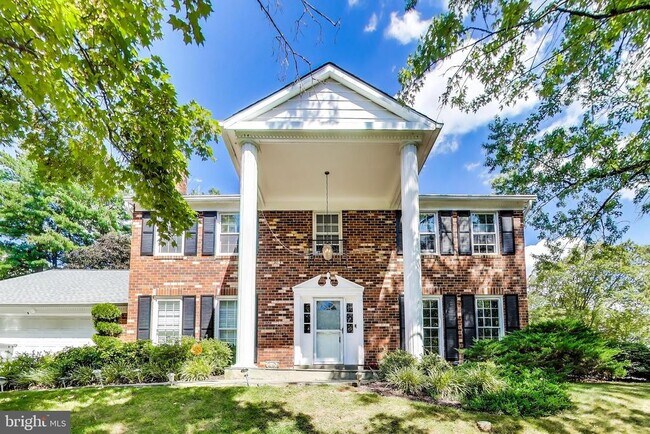 Building Photo - 1718 Crestview Dr