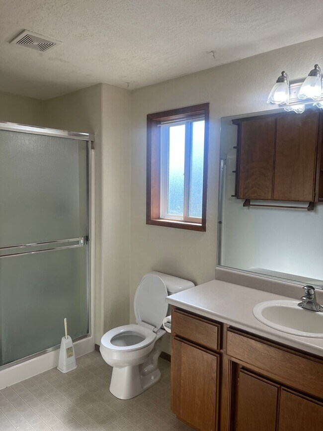 Building Photo - 3 Bedroom 2 Bath House
