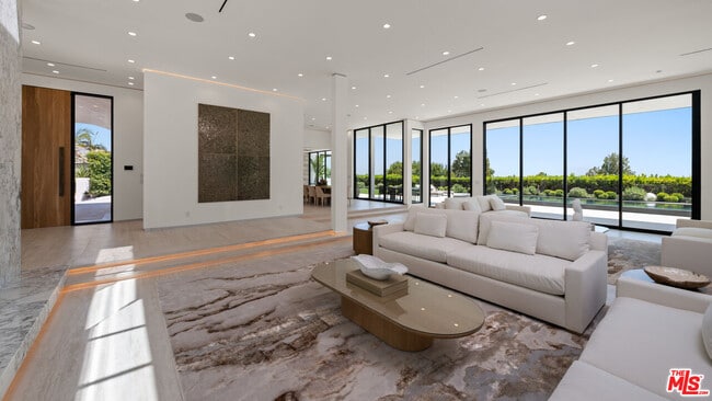 Building Photo - 365 Trousdale Pl