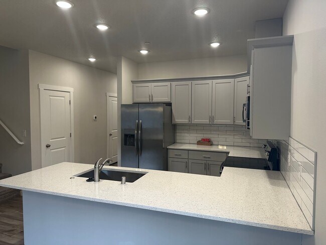 Building Photo - Newer low maintenance duplex in highly desired Camas area w/ great schools!