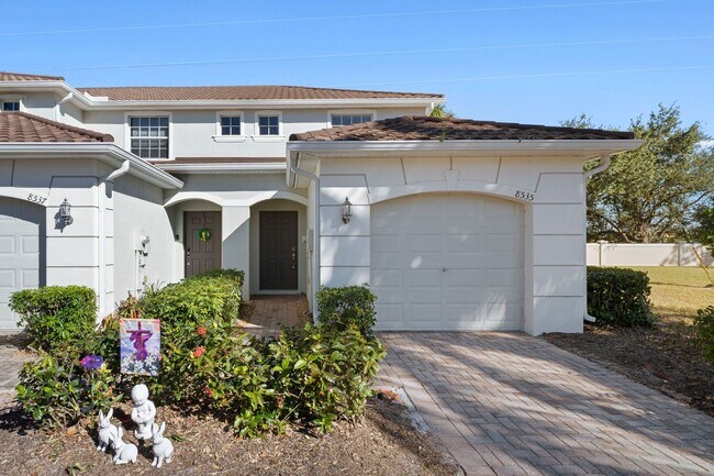 Building Photo - Charming 2-bedroom, 2.5-bathroom townhome ...