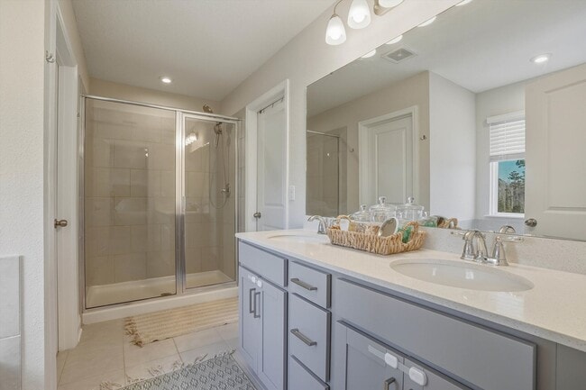 Building Photo - Beautiful Home