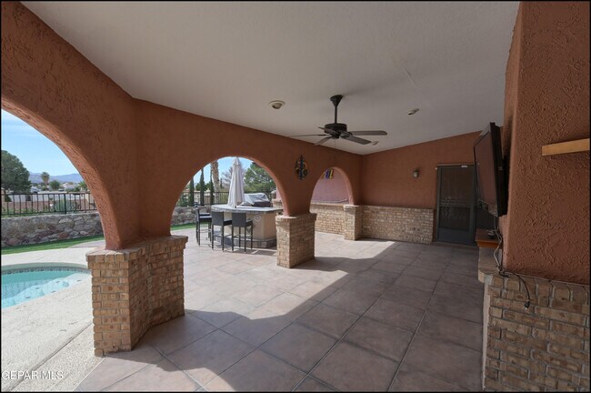 Building Photo - 6412 Via Aventura Dr