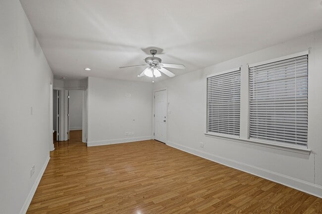 Building Photo - Welcome to your newly updated 2 bedroom, 1 bath home!