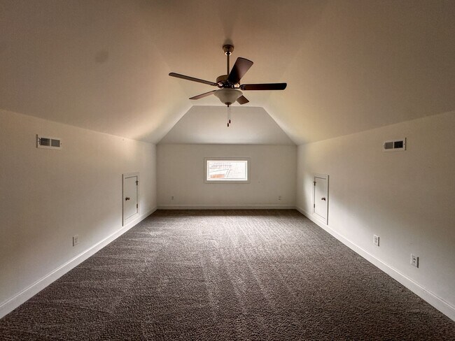 Building Photo - Gorgeous 4 Bed 3.5 Bath Executive Home with Community Amenities