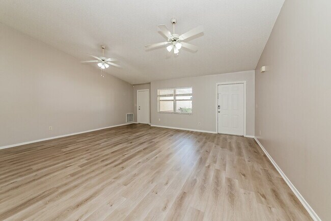 Building Photo - 5102 25th Ave Dr E