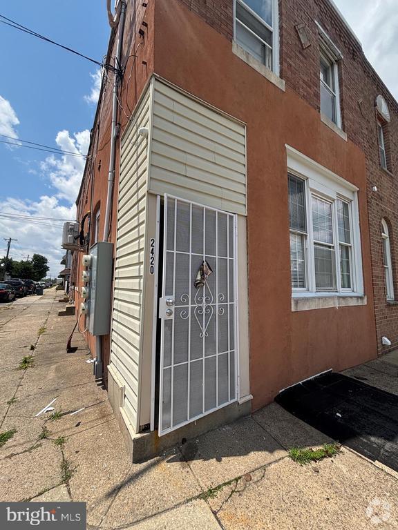 Building Photo - 2420 Duncan St