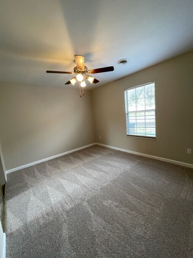 Building Photo - South Knoxville, 2 bedroom condo, 2 car garage Text or Call Debra Johnson 865-591-8281