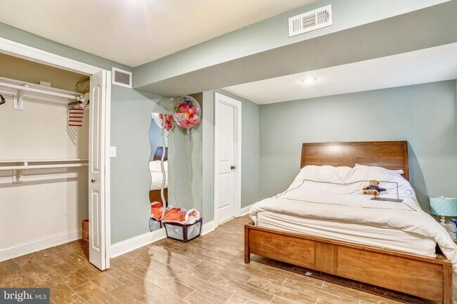 Building Photo - Renovated 6 bedroom/3.5 bath home in Winston Churchill school district.