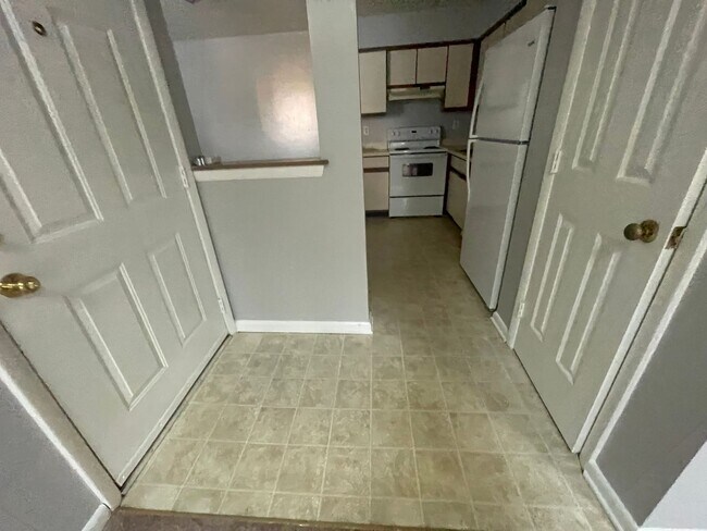 Building Photo - UPPER LEVEL SINGLE STORY CONDO IN HOLLAND ...