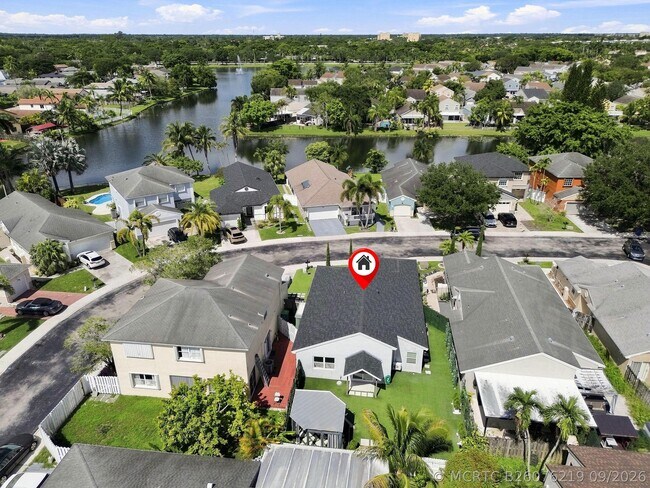 Building Photo - 372 W Riverbend Dr