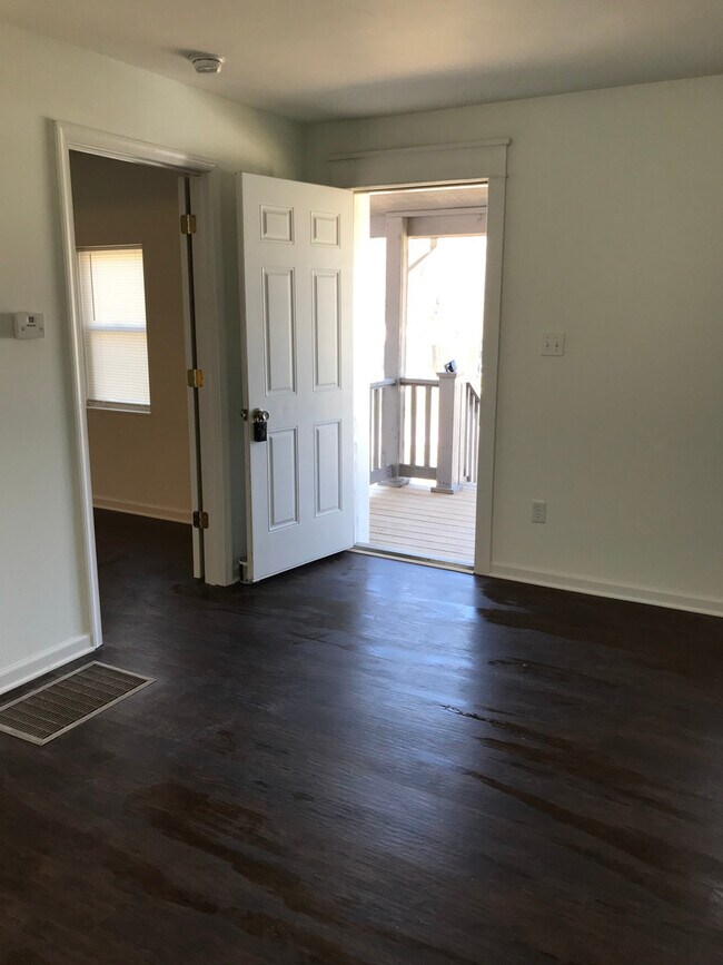 Building Photo - Adorable cottage in the heart of Rustburg!! 1 bed 1 bath!