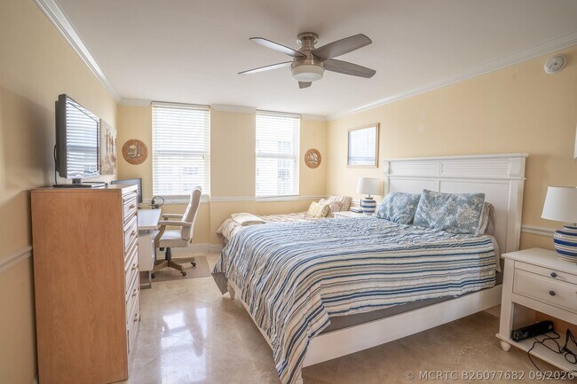Building Photo - 1149 Hillsboro Mile