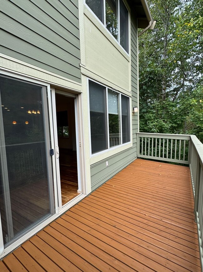 Building Photo - 3bd/3ba Issaquah Townhouse