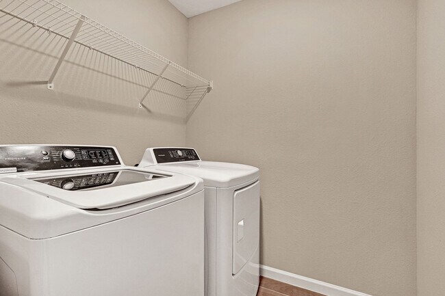 Building Photo - 3 bedroom/ 2.5 bath townhome in Beachwalk!