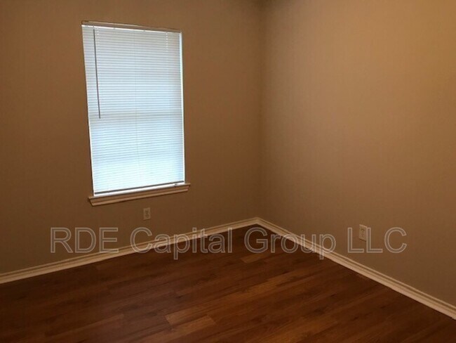 Building Photo - 501 Sally Ln