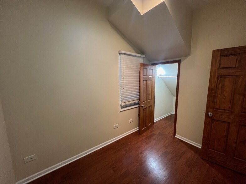 Building Photo - 2028 N Hamlin Ave