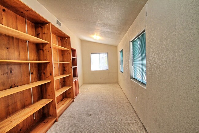 Building Photo - 3 bed 2 bath mountain rental