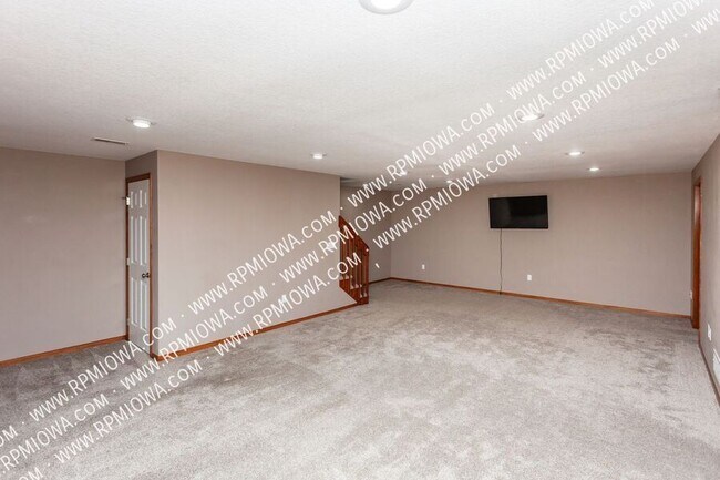 Building Photo - 738 NE Spring St