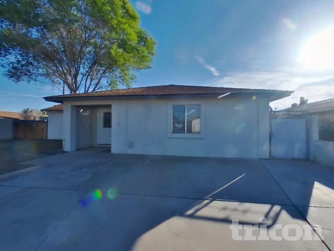 Building Photo - 1005 S Solomon