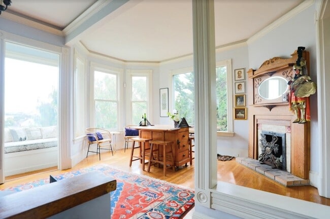 Building Photo - 106 Surrey St