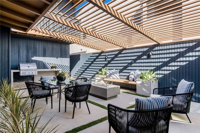 Building Photo - 816 The Strand