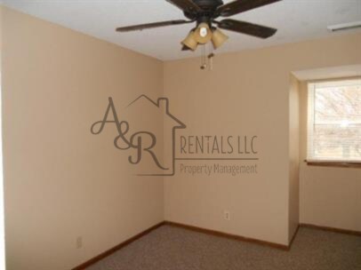 Building Photo - 708 Village Dr