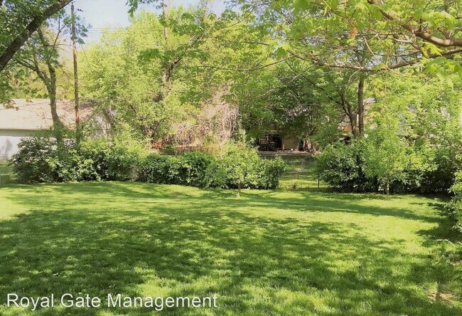 Building Photo - 3 br, 1 bath House - 8716 W 70th Terrace