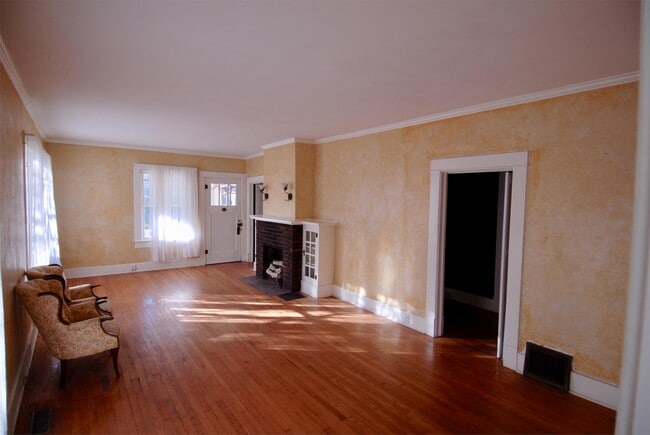 Building Photo - 330 Rollston Ave