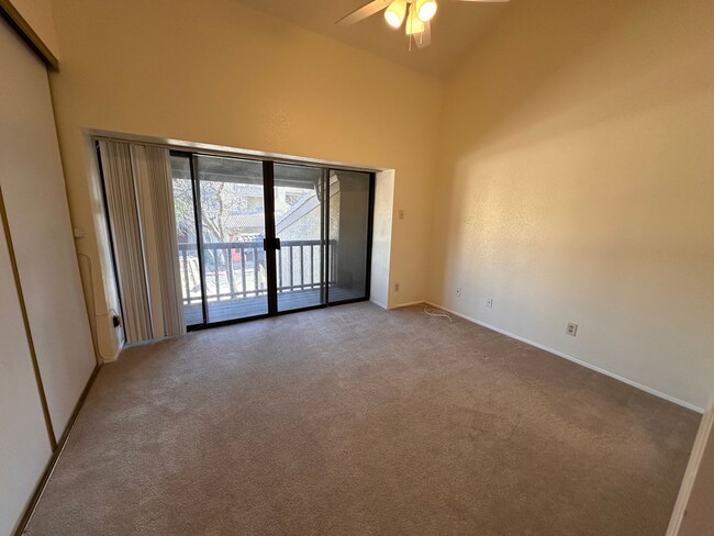 Building Photo - Spacious 2 story townhome in gated and gua...