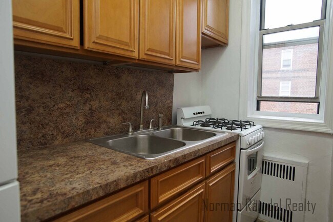 Building Photo - 1565 E 14th St