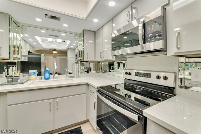 Building Photo - 900 Willow Tree Dr