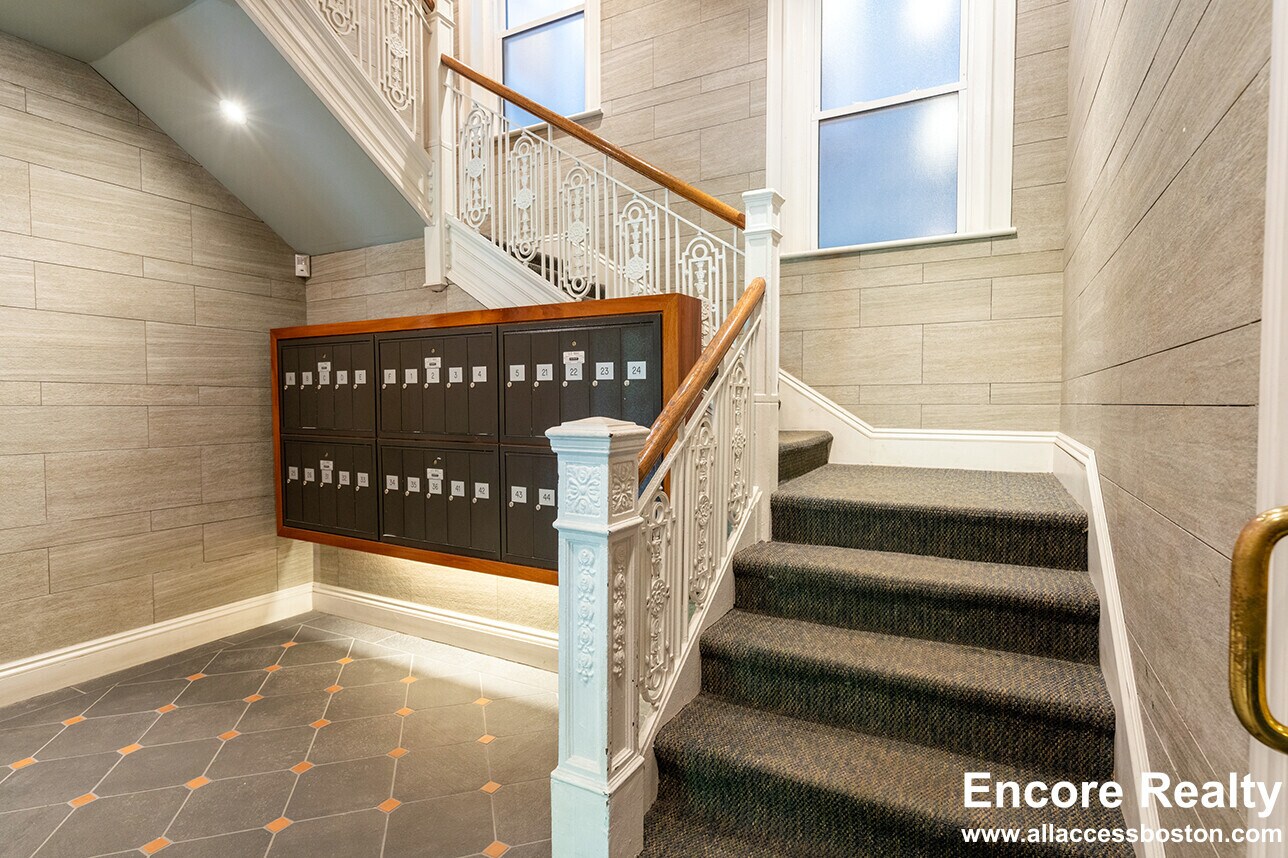 Building Photo - 191 Park Dr