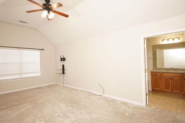 Building Photo - Central Niceville Location