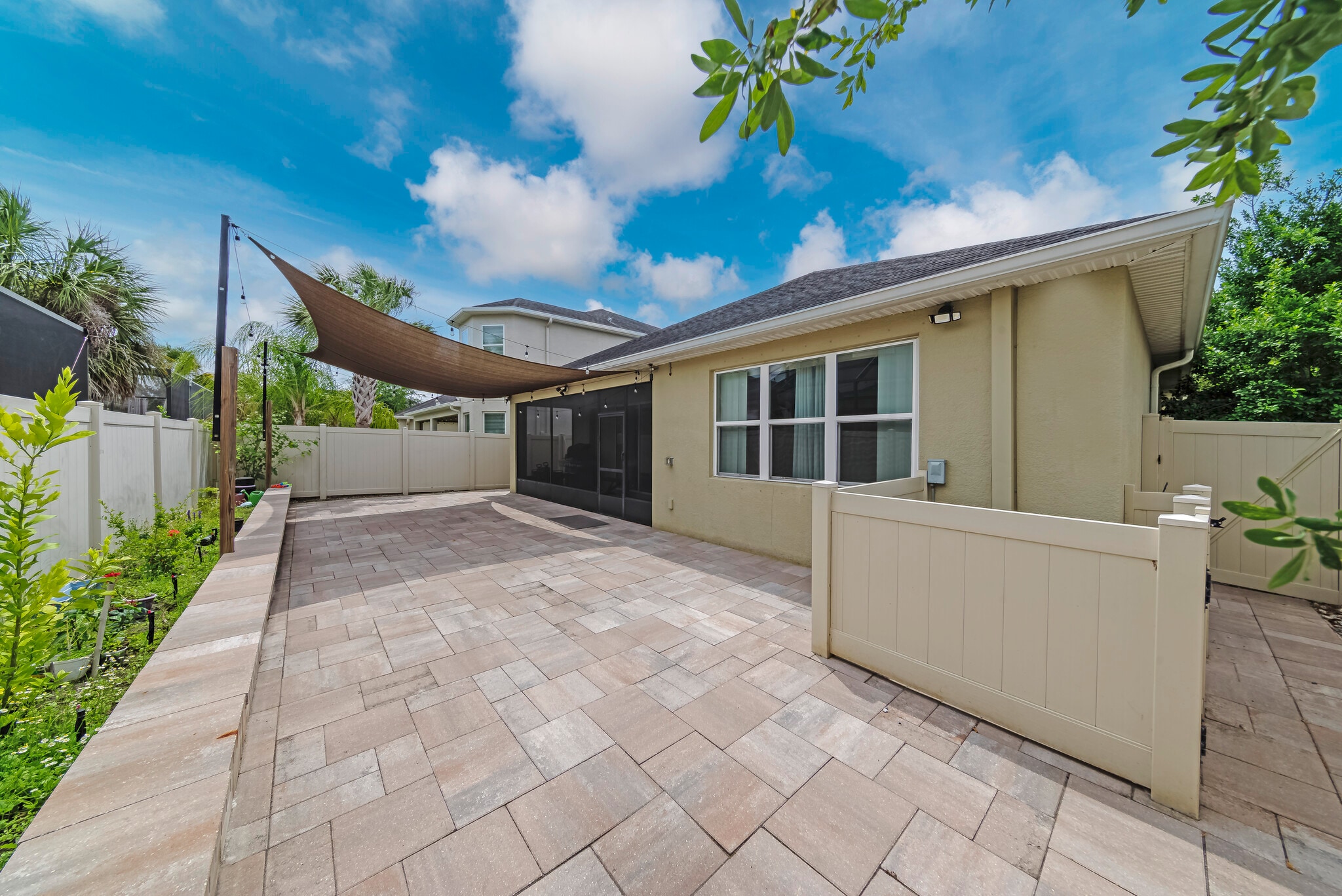 Building Photo - 8811 Tropical Palm Dr