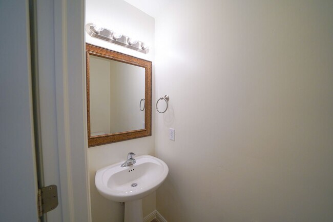 Building Photo - Remodeled 3 Bed / 2.5 Bath Townhome in Great Location