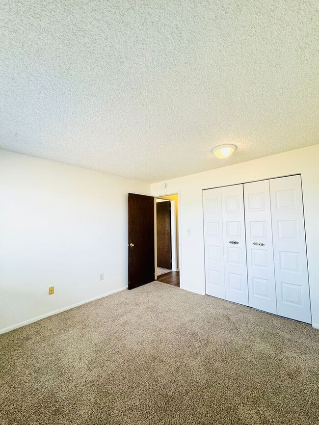 Building Photo - 2 Bed/1 Bath - Pool, Fireplace, Laundry Fa...