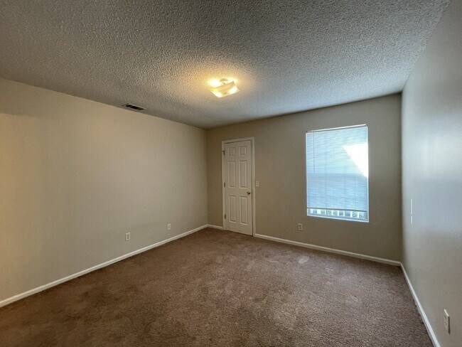 Building Photo - Apartment For Rent