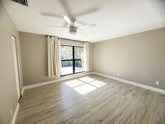 Building Photo - 321 Sandtree Dr