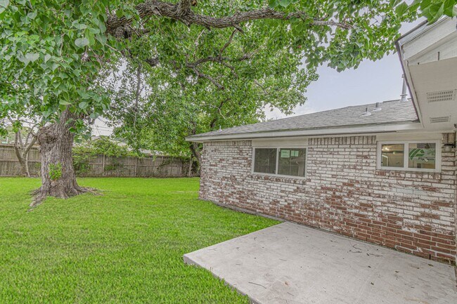 Building Photo - 5003 Denoron Dr