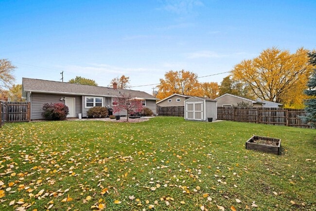 Building Photo - Charming 3 Bedroom Neenah Home with fenced yard