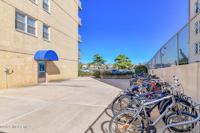 Building Photo - 510 Deal Lake Dr