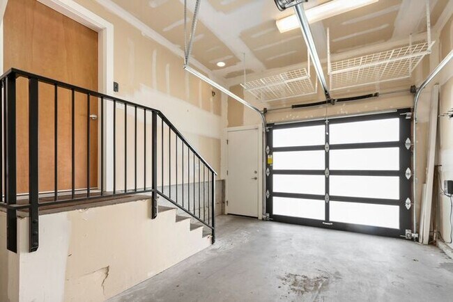 Building Photo - Stunning Modern Air-Conditioned in Coveted...