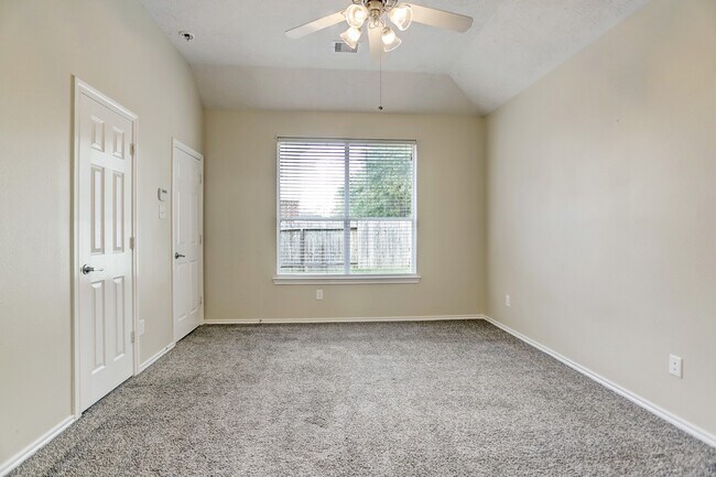 Building Photo - 25630 Saddlebrook Village Dr