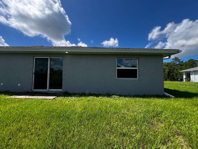 Building Photo - Haunt Your Dream Home: 3BR Duplex With Chi...