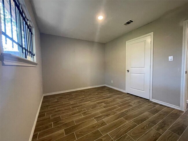 Building Photo - 7886 Locksley Rd