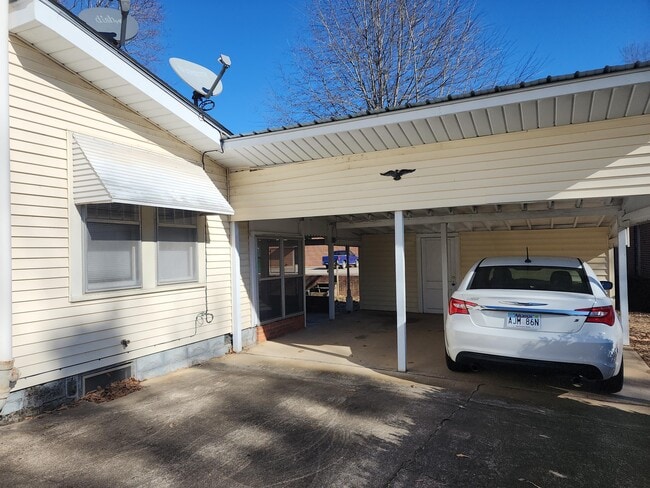 Building Photo - 203 S Cravens St