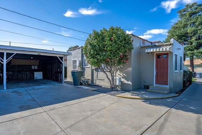 Building Photo - val540