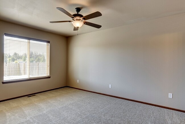Building Photo - 3 Bedroom, 2.5 Bath Island Place Townhome
