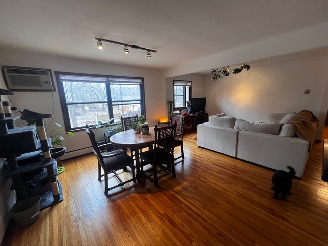 2 BD 2 BA living room - Lexington Court
